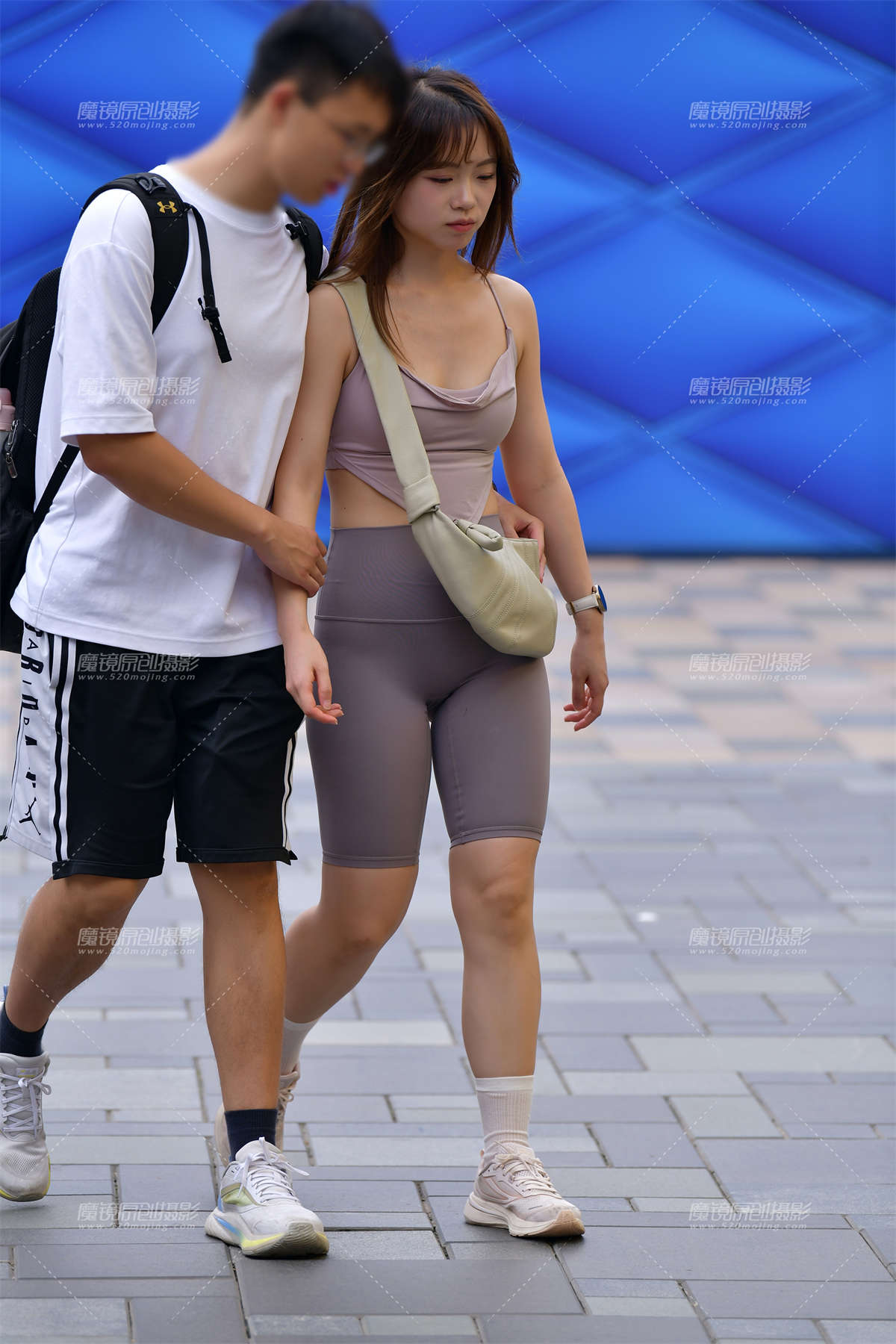 ★瑜伽五分紧身裤美女-日更街拍