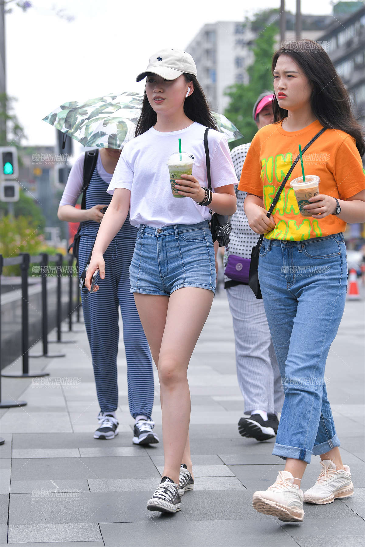 阳光热裤大白腿女孩-日更街拍