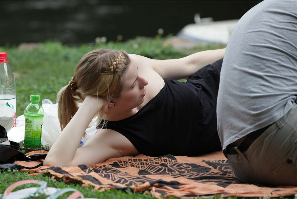 图片[2]-踏青公园街拍系列No.1608 碰上西女美脚，一肚子劲却无力施展-日更街拍