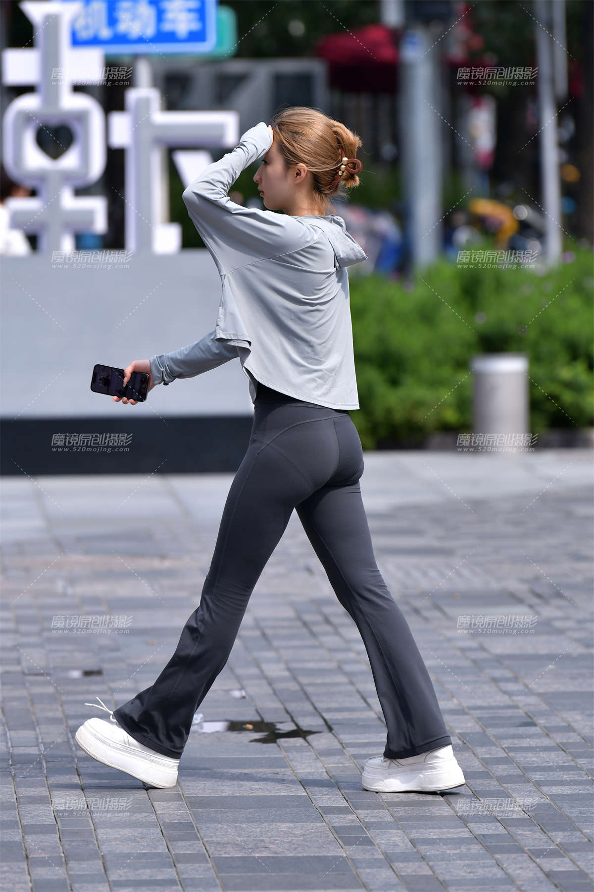 ★约闺蜜紧身裤小美女-日更街拍