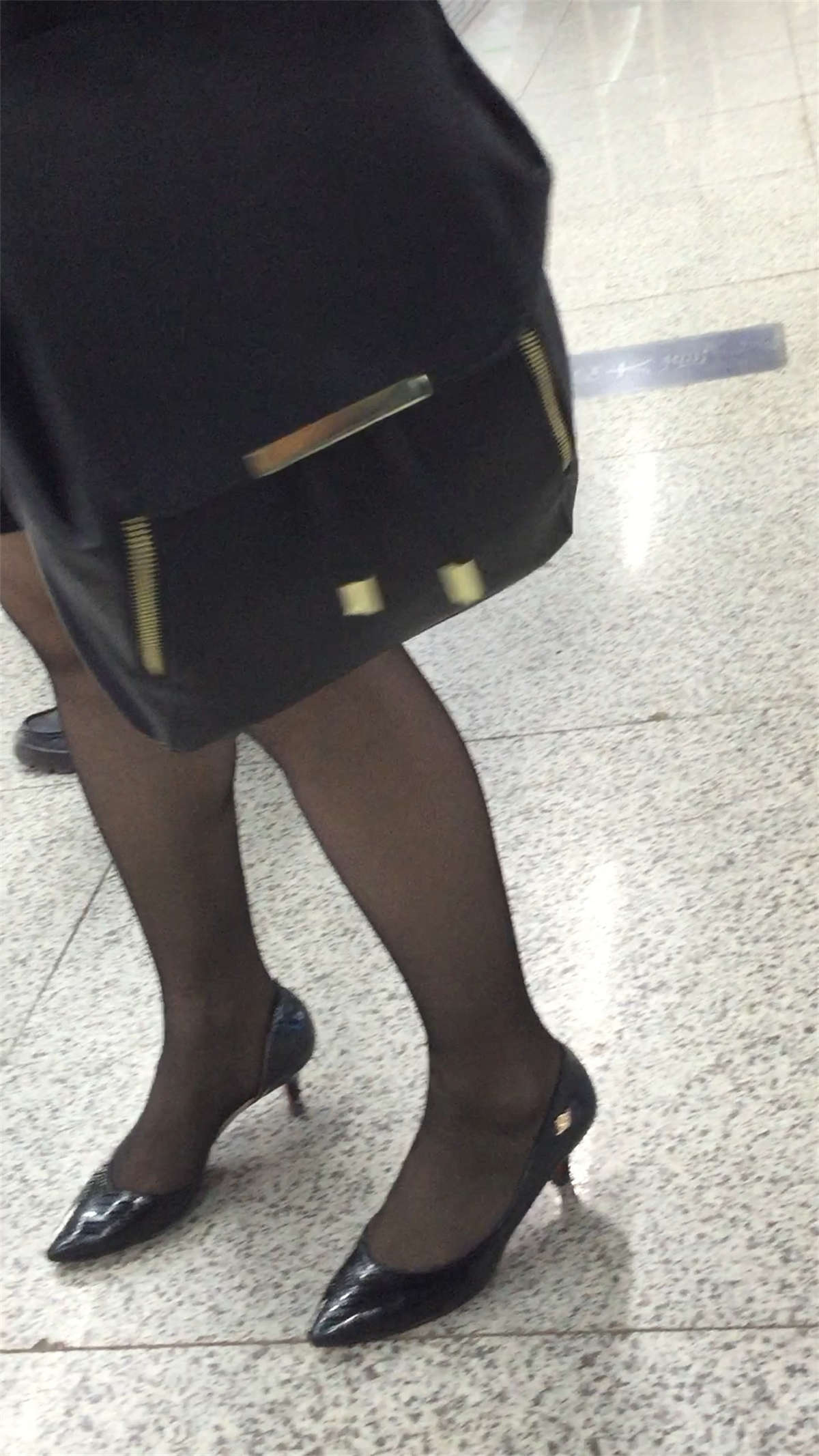 街拍黑丝黑高MM-日更街拍
