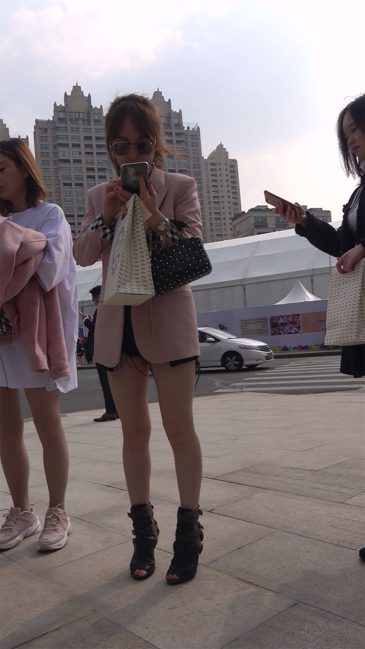 粉色西装外套美腿热裤气质美女-日更街拍