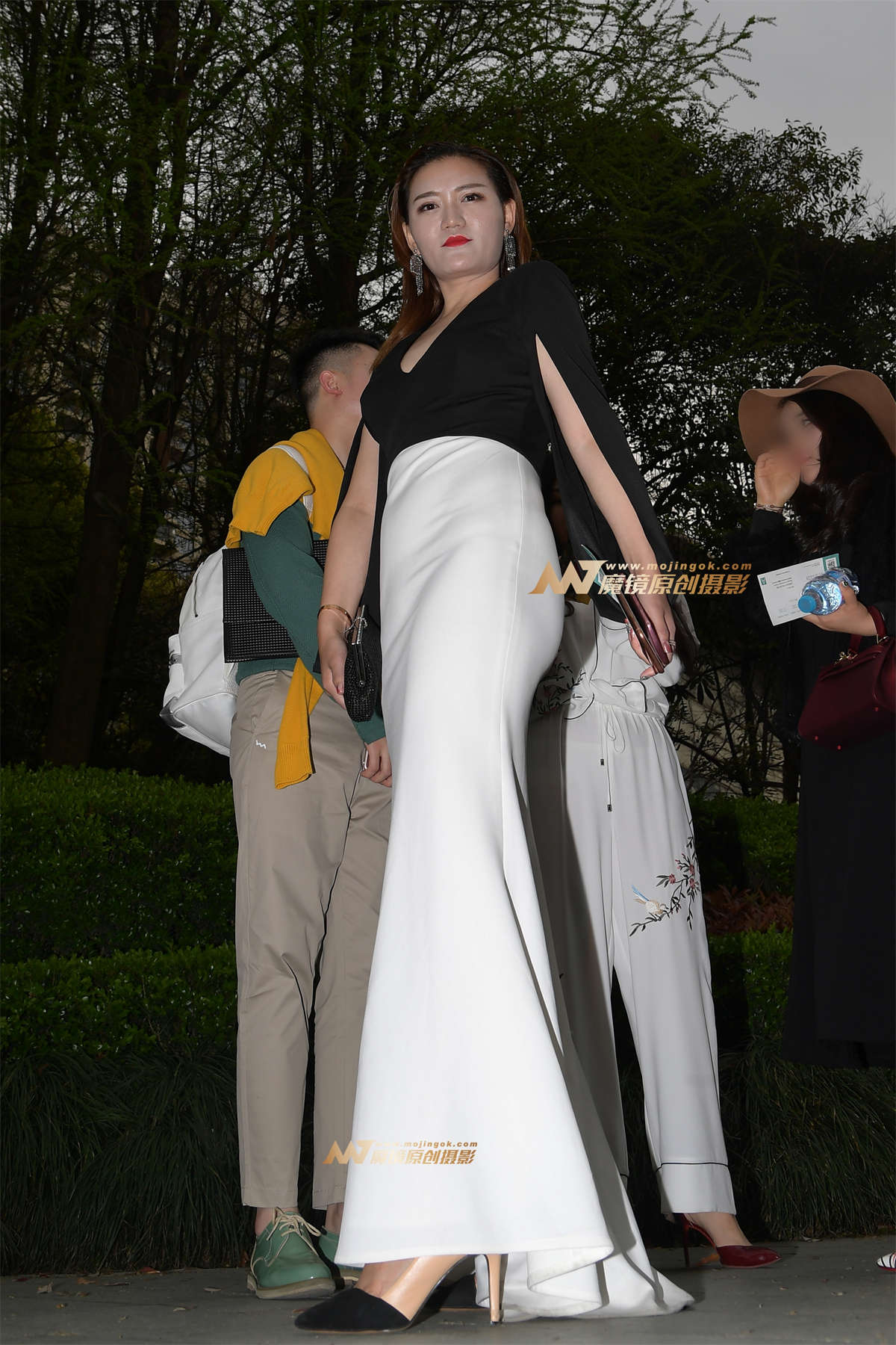 2018秋冬上海时装周外场-Day 2-白色包臀裙-日更街拍