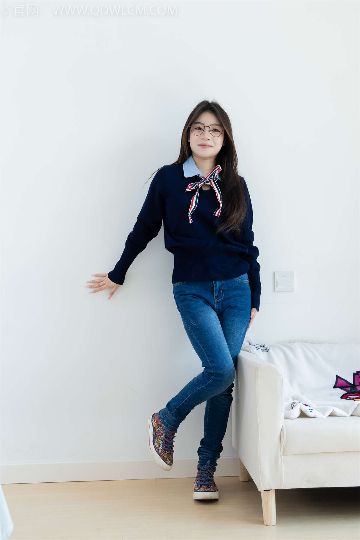 图片[2]-物恋传媒 NO.2379 闪闪-帆布鞋、白棉袜、厚白丝小腿袜、裸足-日更街拍