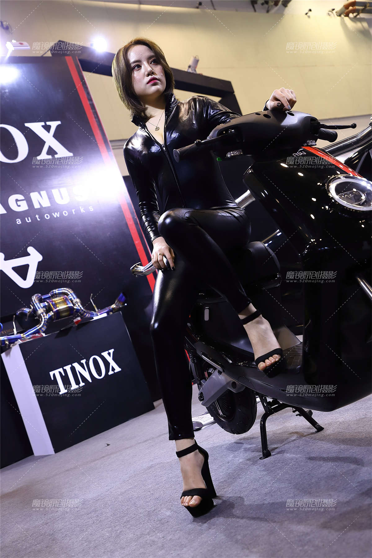 【Mark赛帖】黑色紧身皮装美女-日更街拍