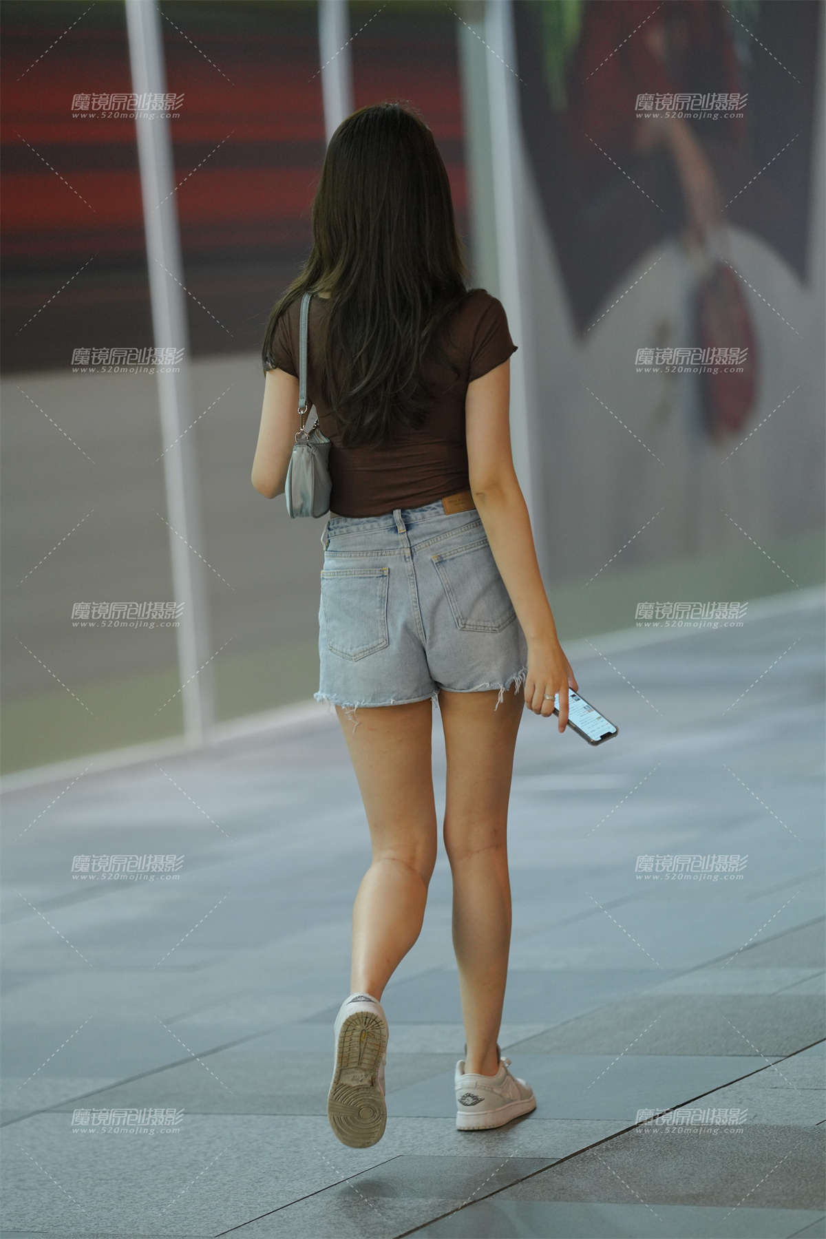 图片[2]-独自来旅游的热裤女孩 气质温婉 清新甜美-日更街拍