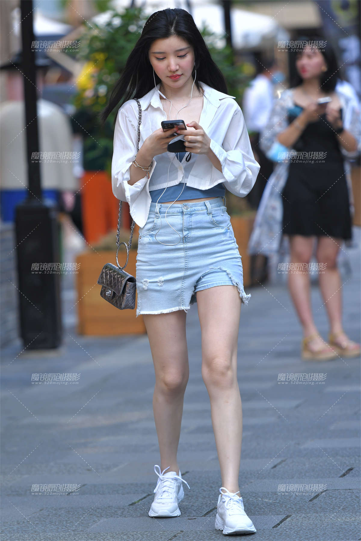 牛仔裙大白腿-日更街拍