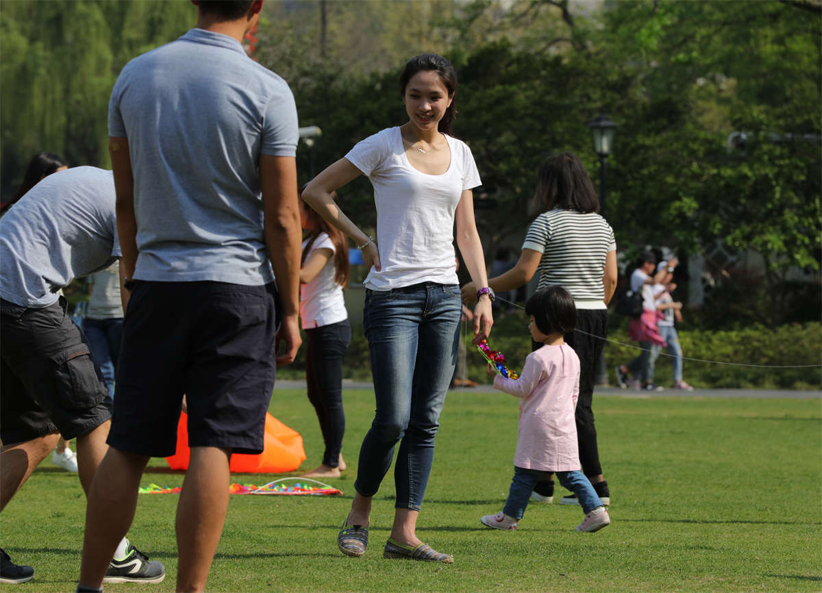 图片[2]-踏青公园街拍系列No.834 青春无限的阳光女生，雪白纤瘦的玉足怎么看都看不够 第1套-日更街拍