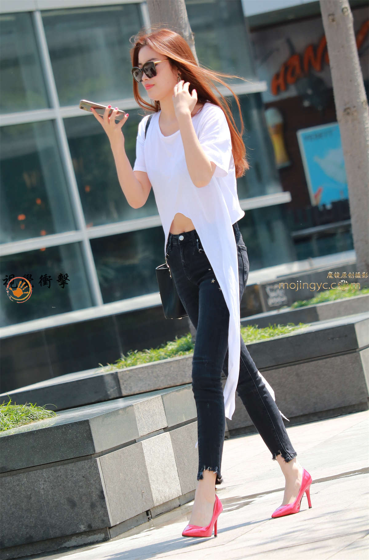 身材高挑 红高跟 紧身裤美女-日更街拍