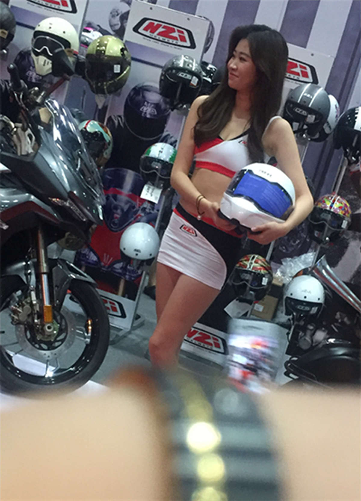 图片[2]-【红石赛帖】性感长腿美女-日更街拍