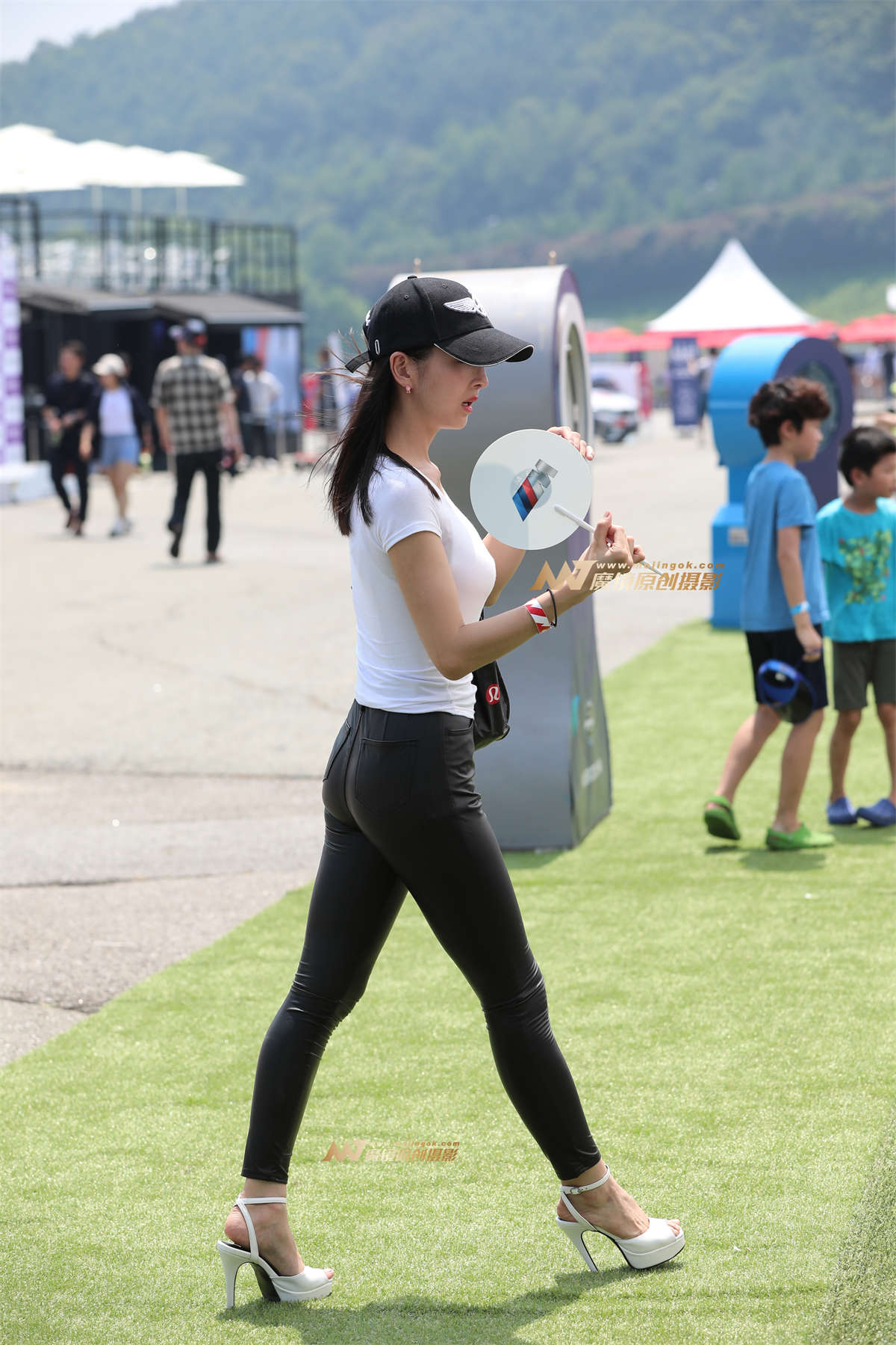 图片[2]-[辉辉赛贴]极品皮裤好身材漂亮小姐姐-日更街拍