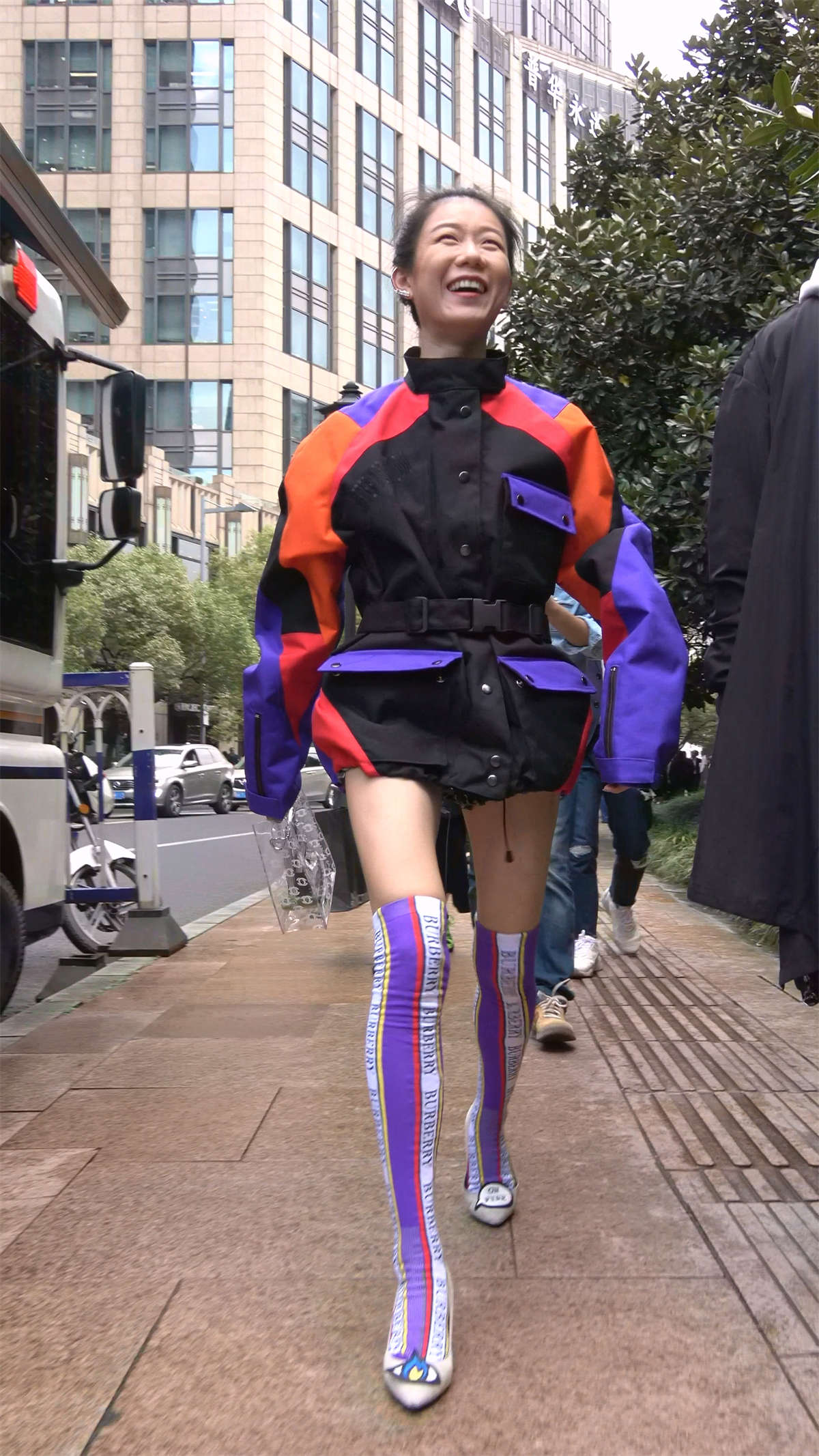 穿衣打扮有点另类的高跟美女-日更街拍