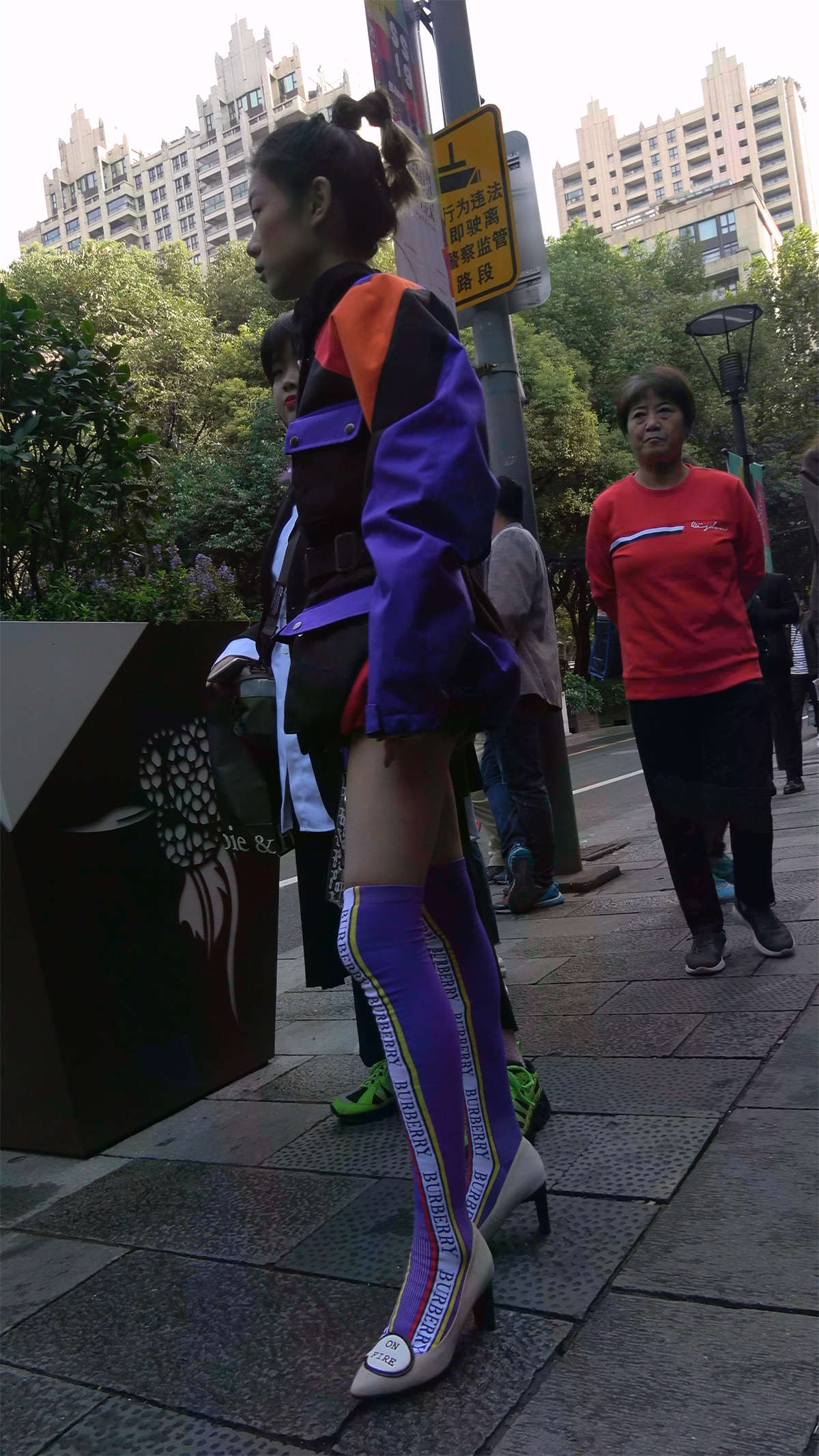 图片[2]-穿衣打扮有点另类的高跟美女-日更街拍