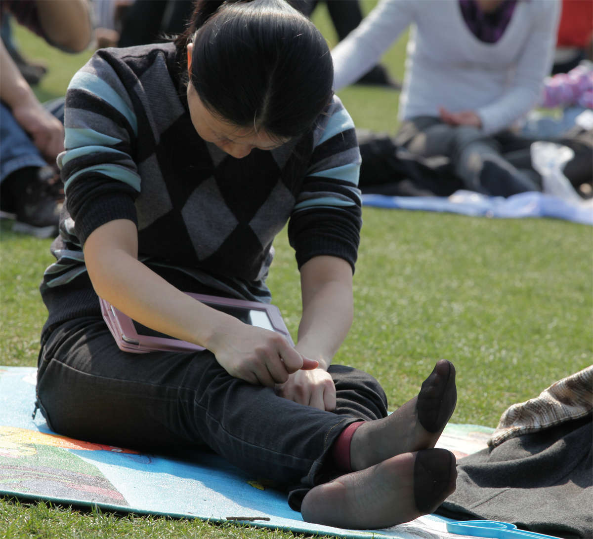 图片[2]-踏青公园街拍系列No.384 草地丝足街拍，由一套超薄短黑丝开张-日更街拍