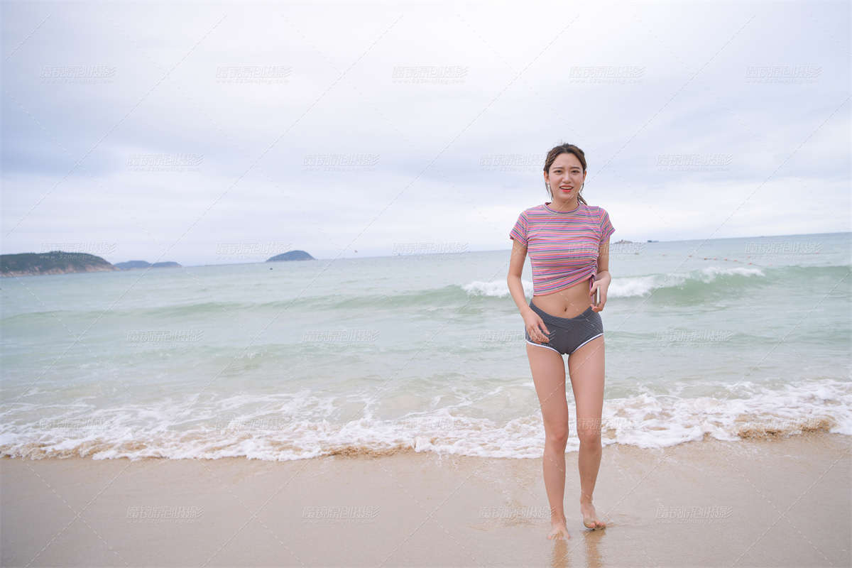 【一只麋鹿旅拍作品】灰色热裤美女-日更街拍