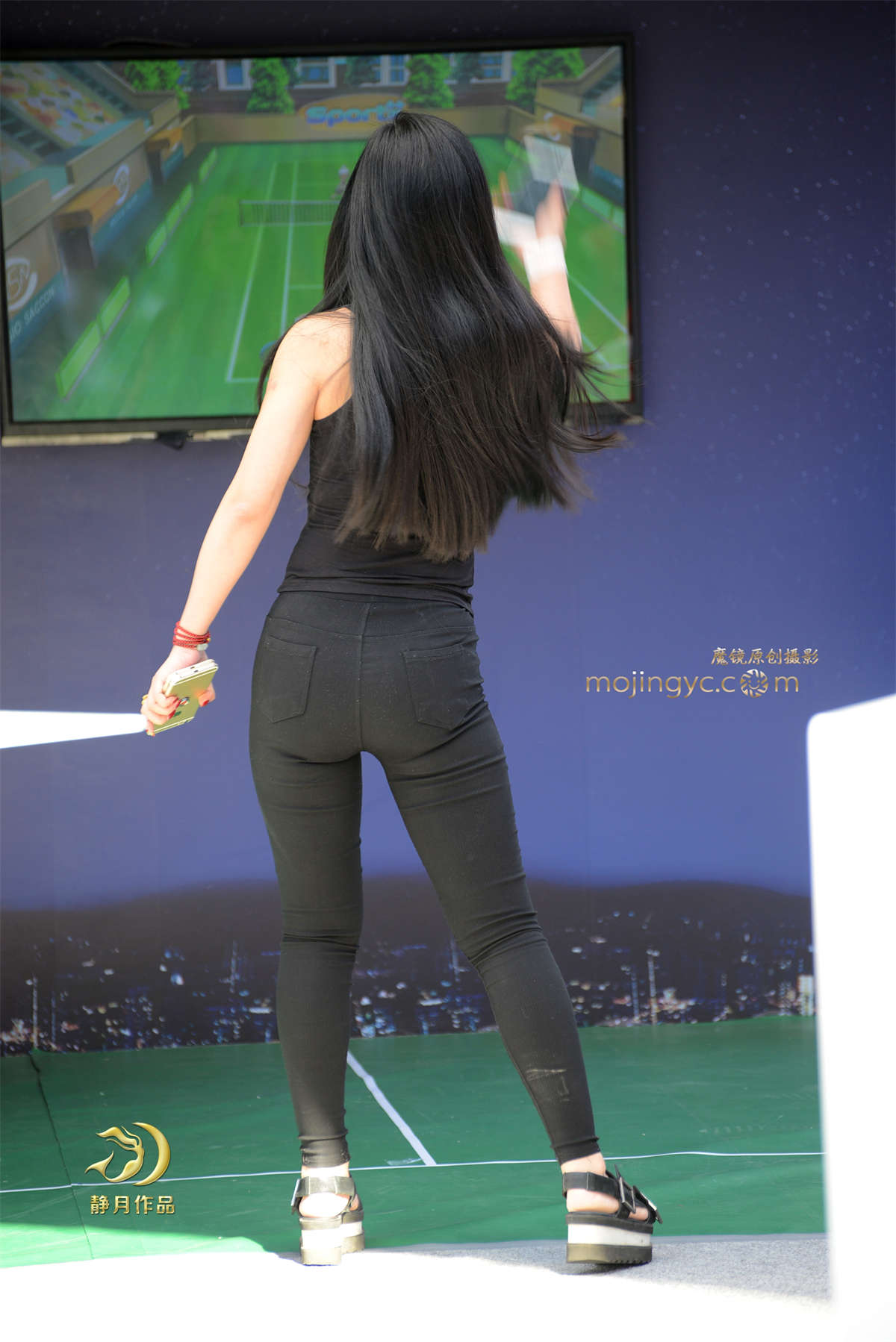 用手机玩球的黑裤妹-（14P）-日更街拍