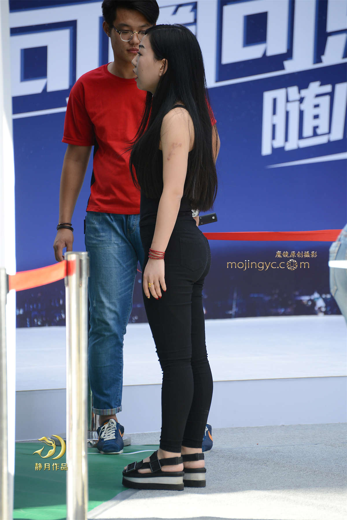 图片[2]-用手机玩球的黑裤妹-（14P）-日更街拍