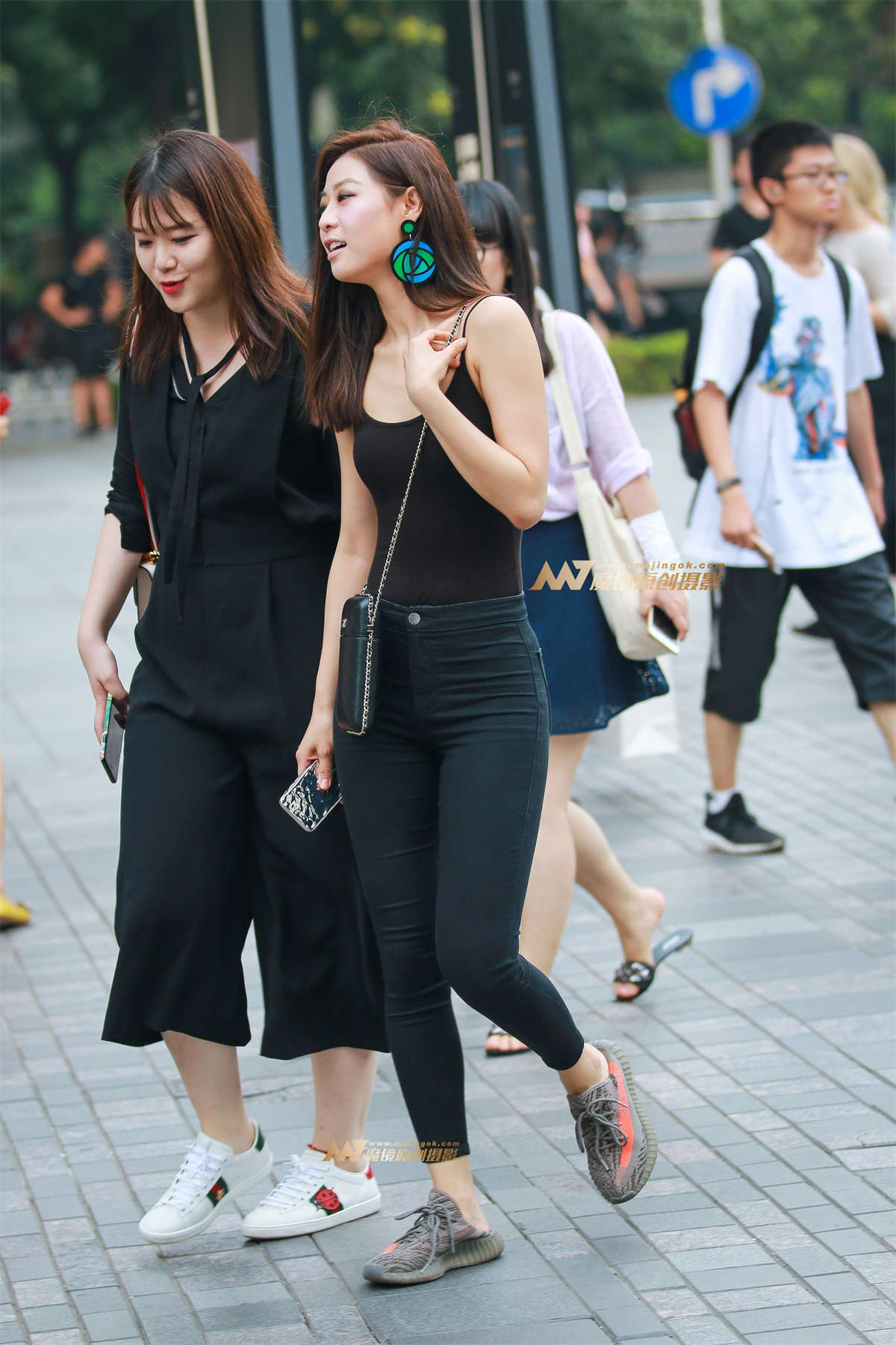 吊带缕空大露背 走在街上靓丽抢眼-日更街拍