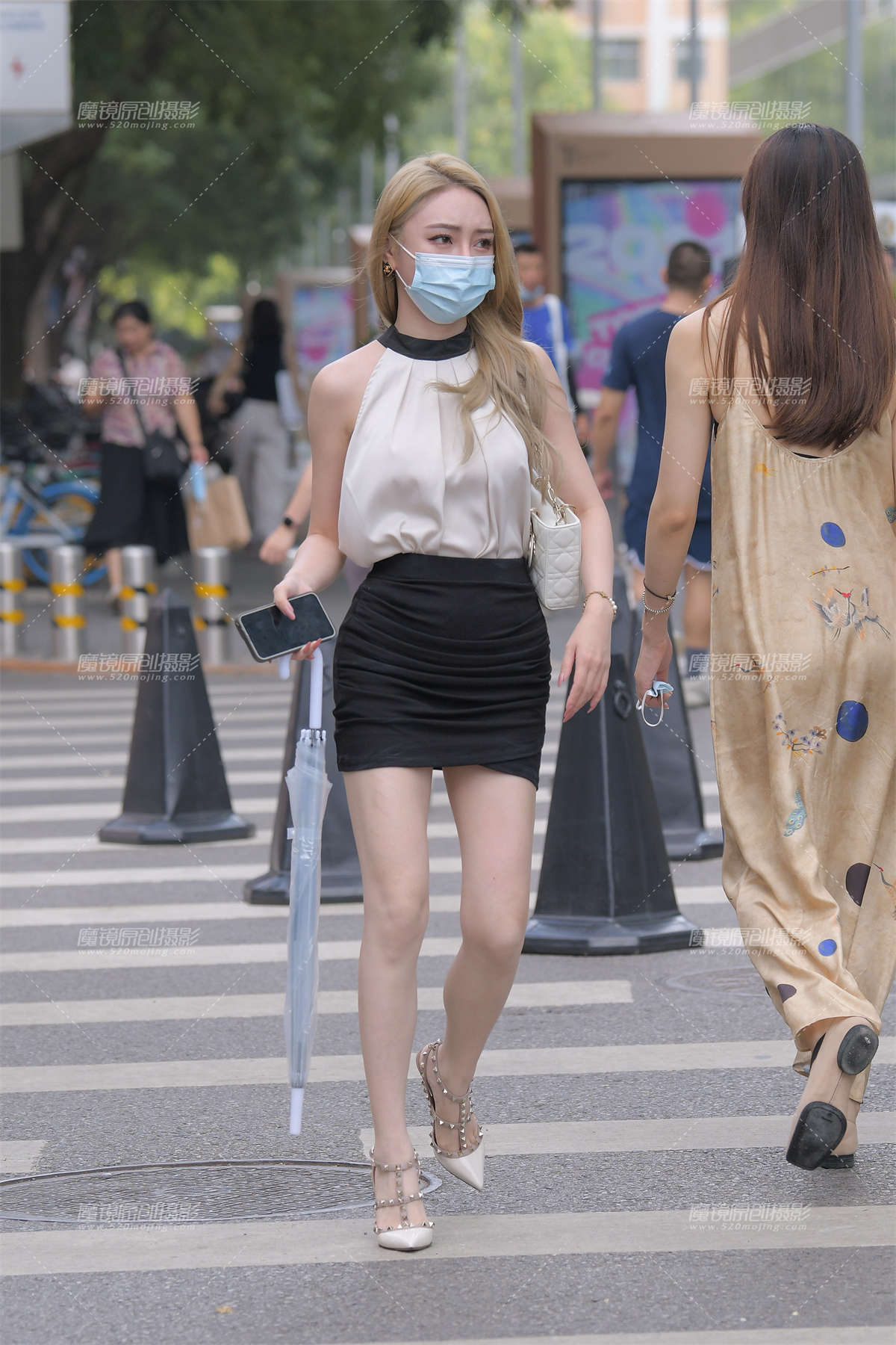 柳钉高跟、黑色包臀裙美女-日更街拍