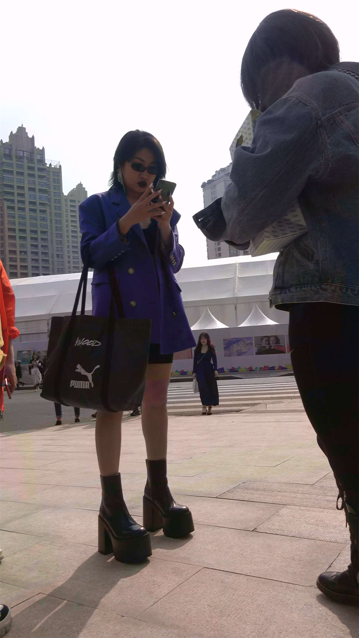 蓝色外套美女的皮鞋有点太大了吧-日更街拍