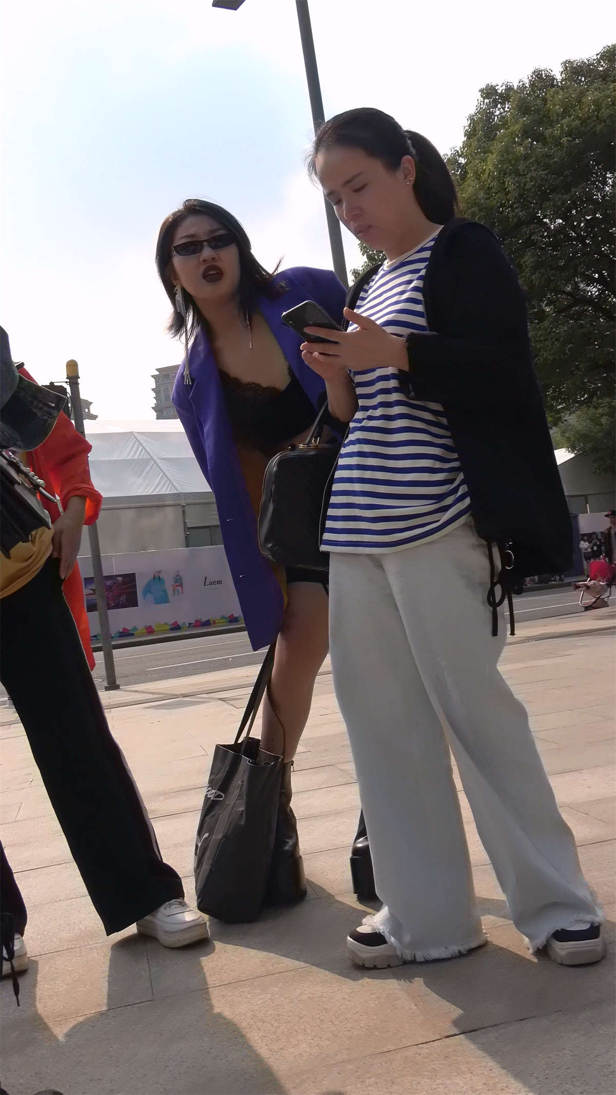 图片[2]-蓝色外套美女的皮鞋有点太大了吧-日更街拍