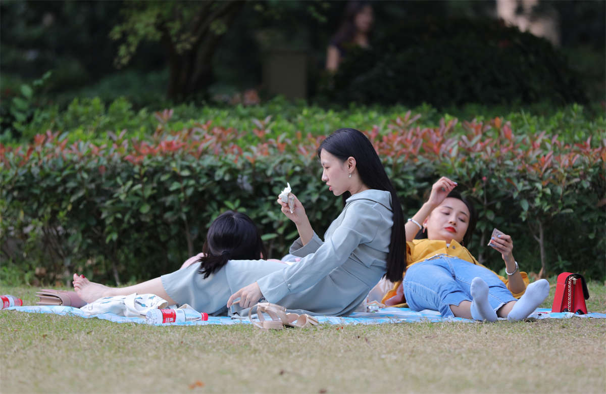 图片[2]-踏青公园街拍系列No.1610 美少女刚刚初长成，红趾雪足已美艳不可方物-日更街拍