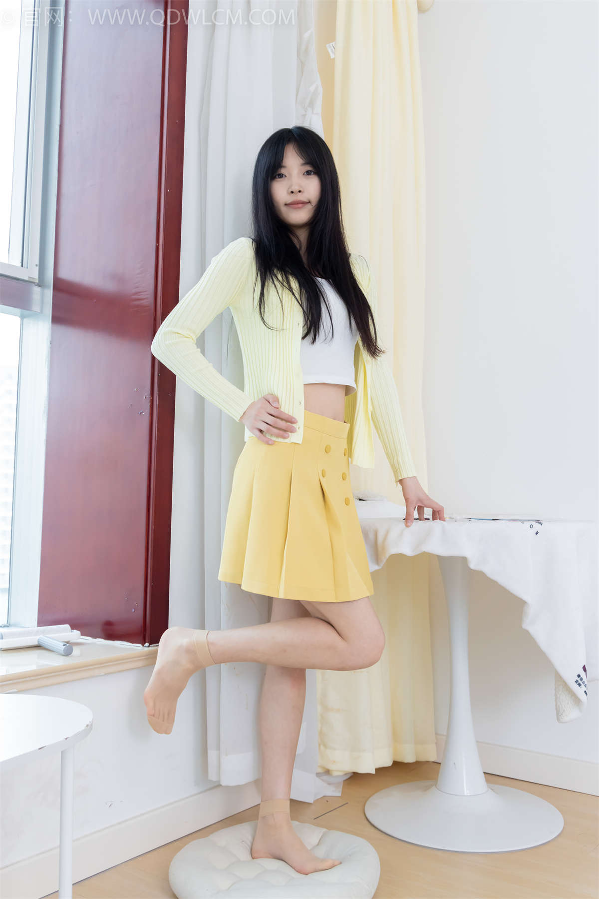 物恋传媒 NO.2381 茯苓-板鞋、短肉丝（脚尖加固款）、裸足-日更街拍