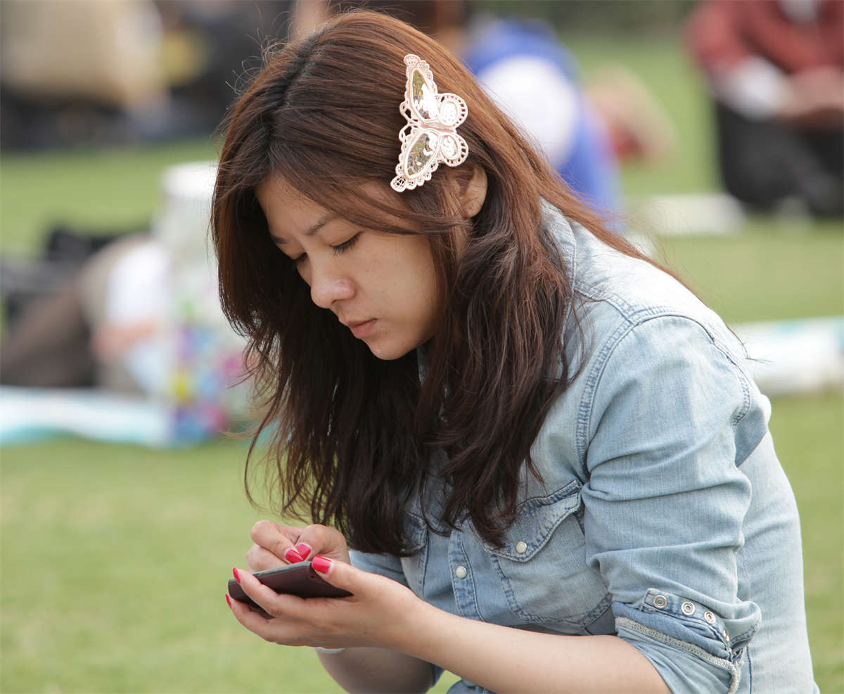 图片[2]-踏青公园街拍系列No.385 浓烈诱惑的感觉，迷人少妇的原味玉足-日更街拍