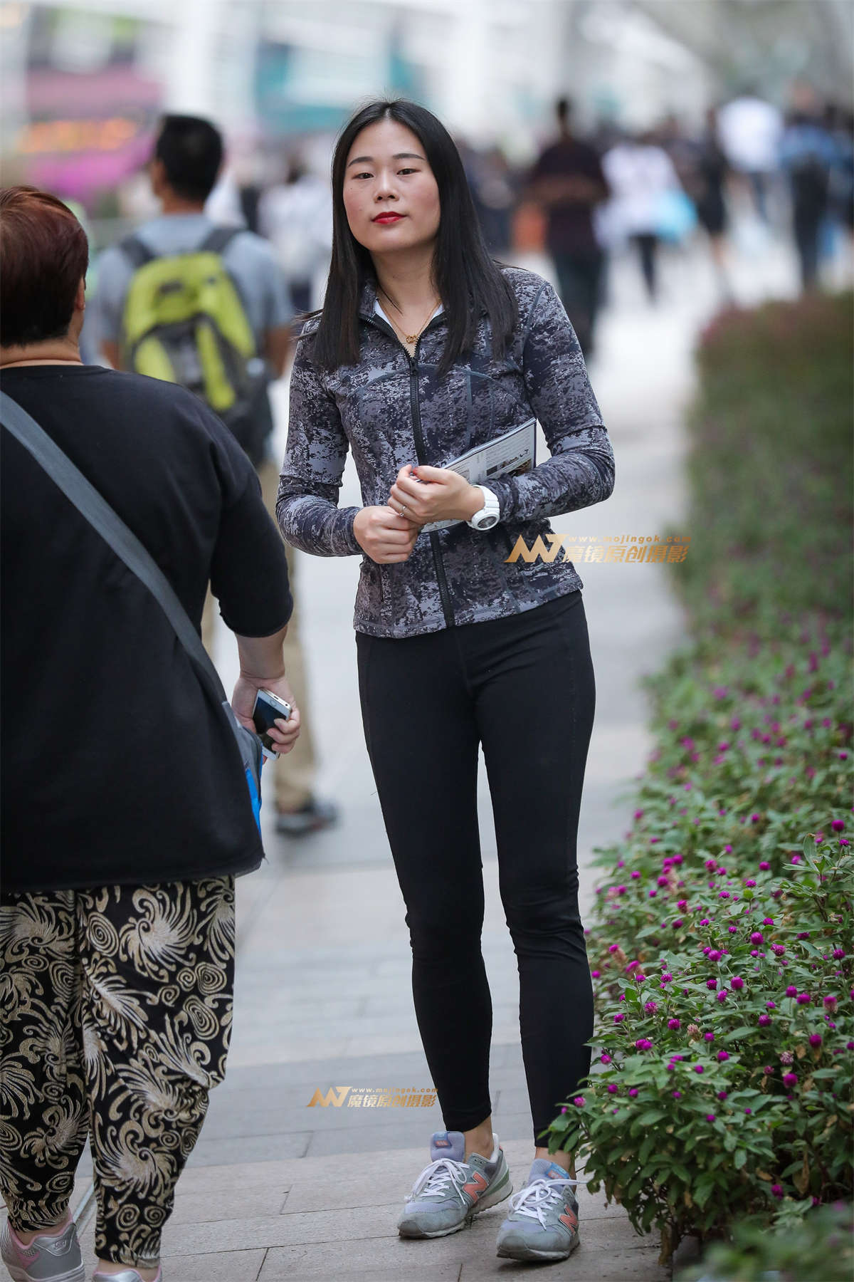 发传单的小妹 臀部还挺翘-日更街拍