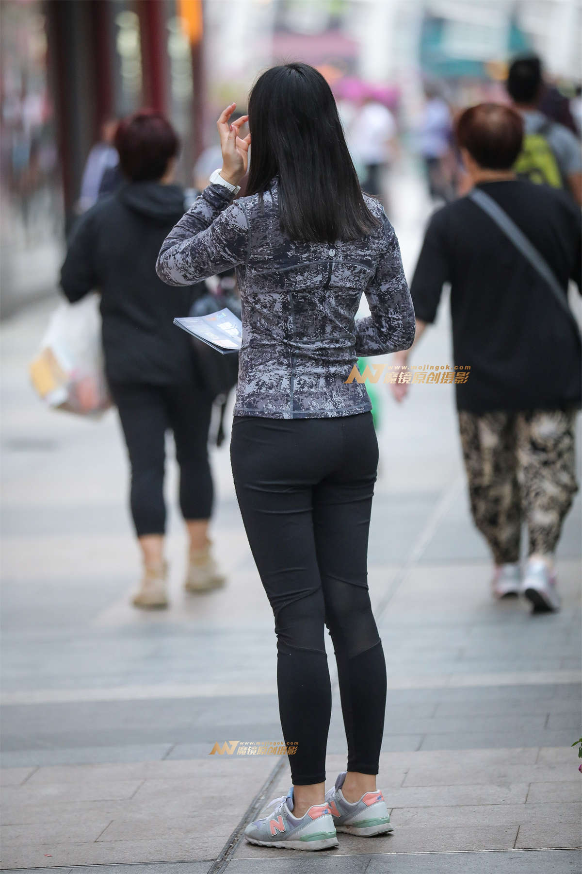 图片[2]-发传单的小妹 臀部还挺翘-日更街拍