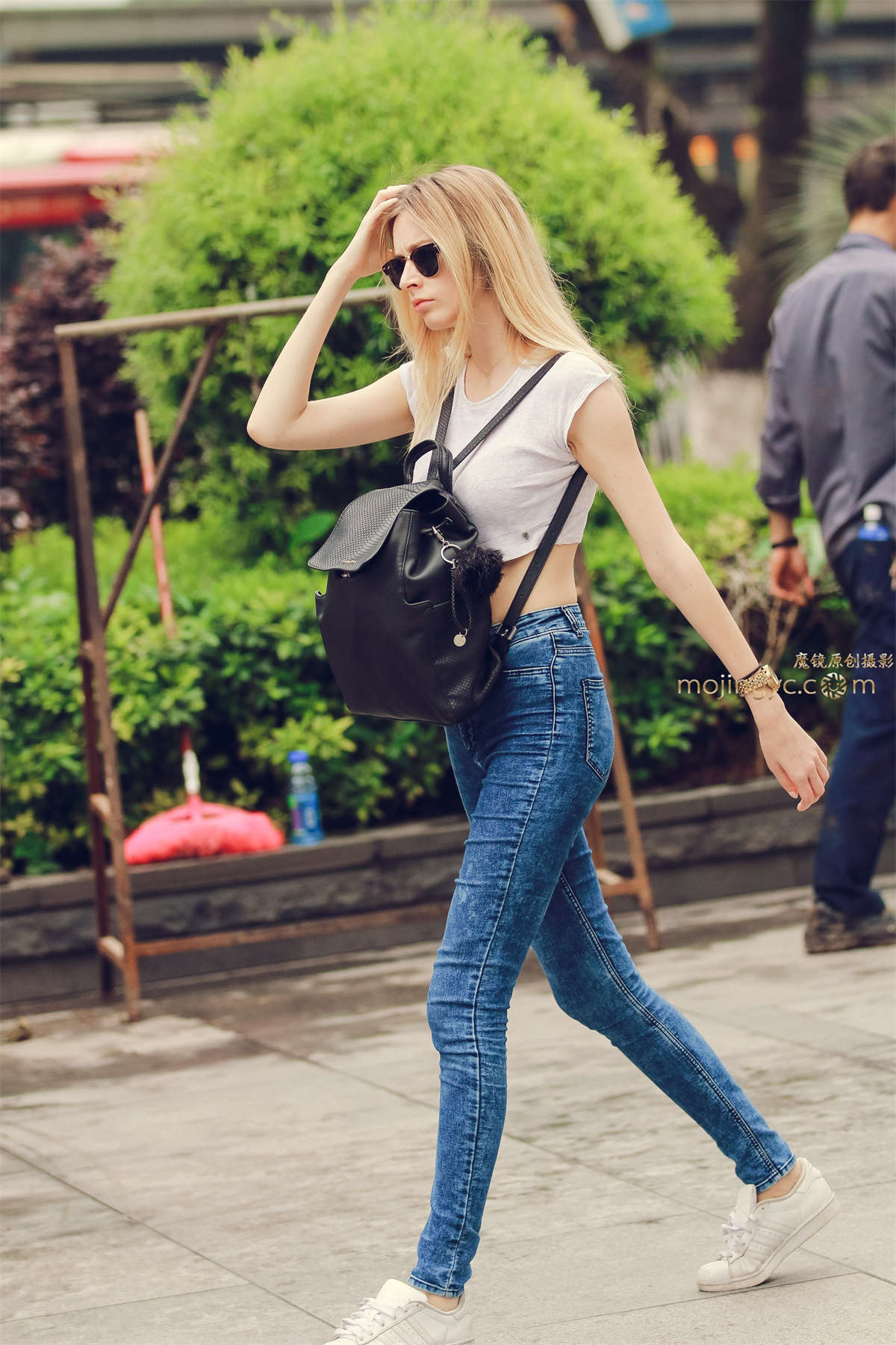 紧身牛仔洋妞-日更街拍