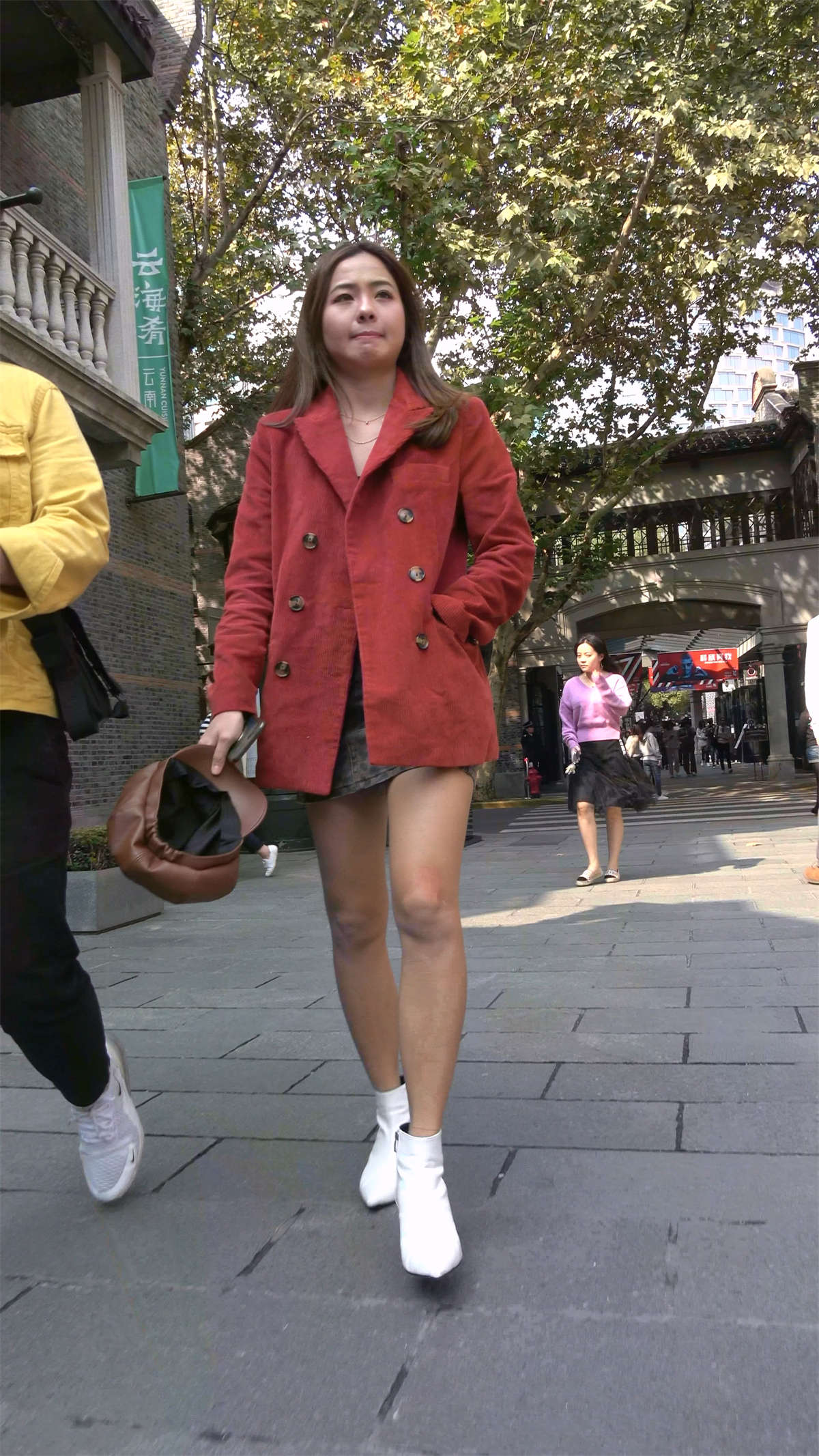很有气质的红色外套美腿美女-日更街拍
