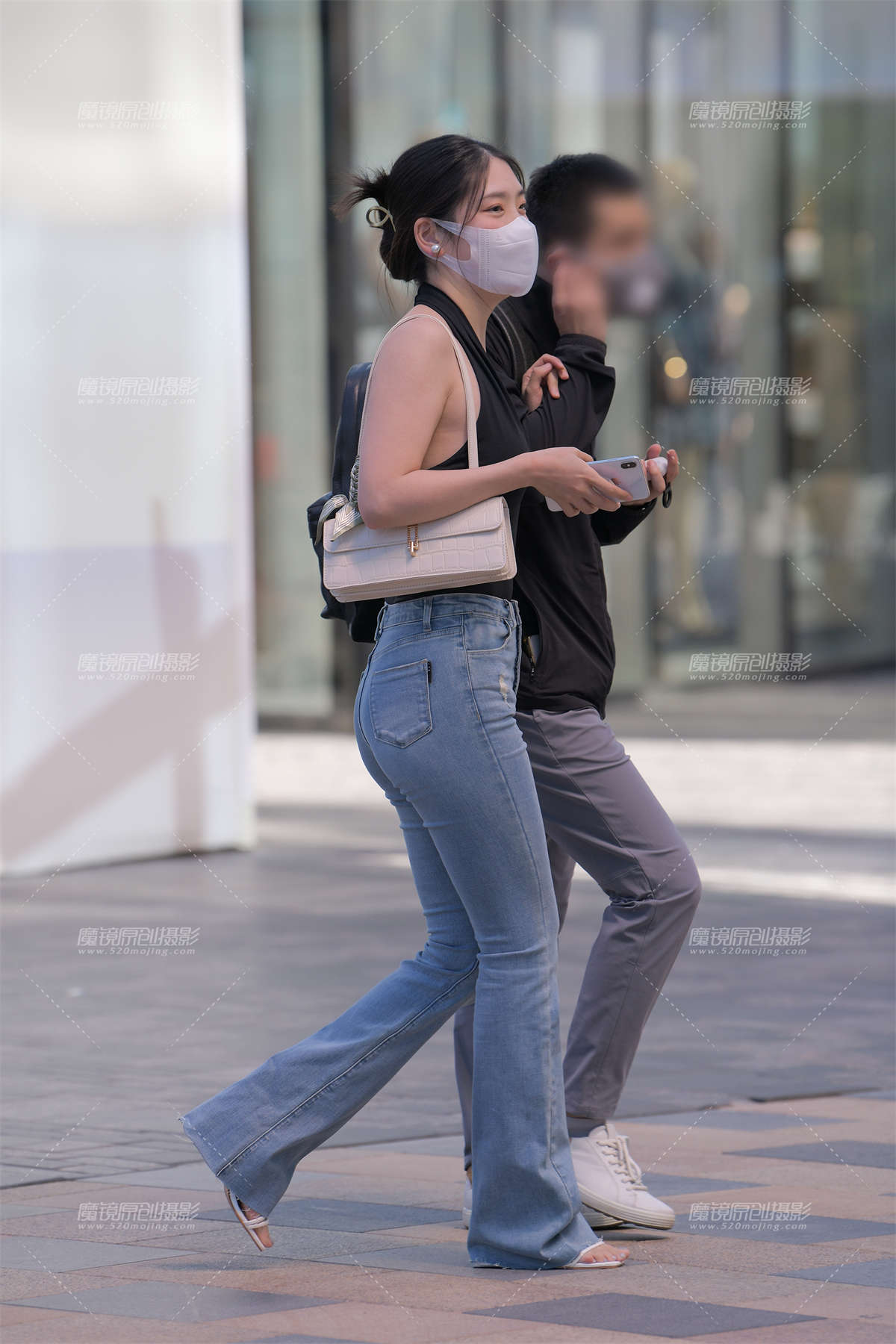 露背紧牛-日更街拍