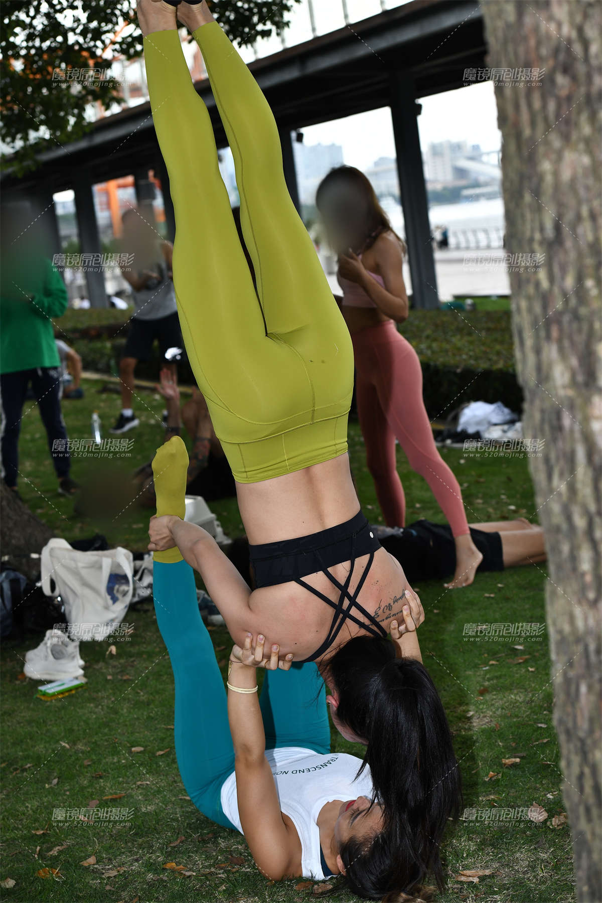 图片[2]-【咔喳赛贴】倒立支撑后弯-日更街拍