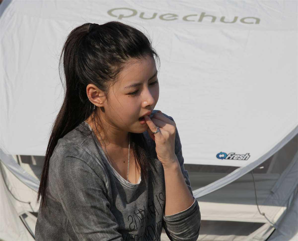 图片[2]-踏青公园街拍系列No.836 青春阳光美少女的雪白骨感玉足-日更街拍