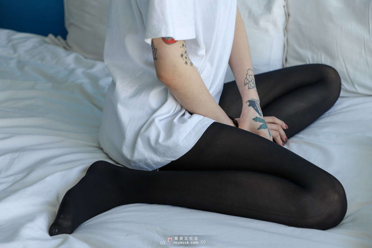 图片[2]-MZSOCK-2018 No.44 兔兔 黑丝袜嫩脚-日更街拍