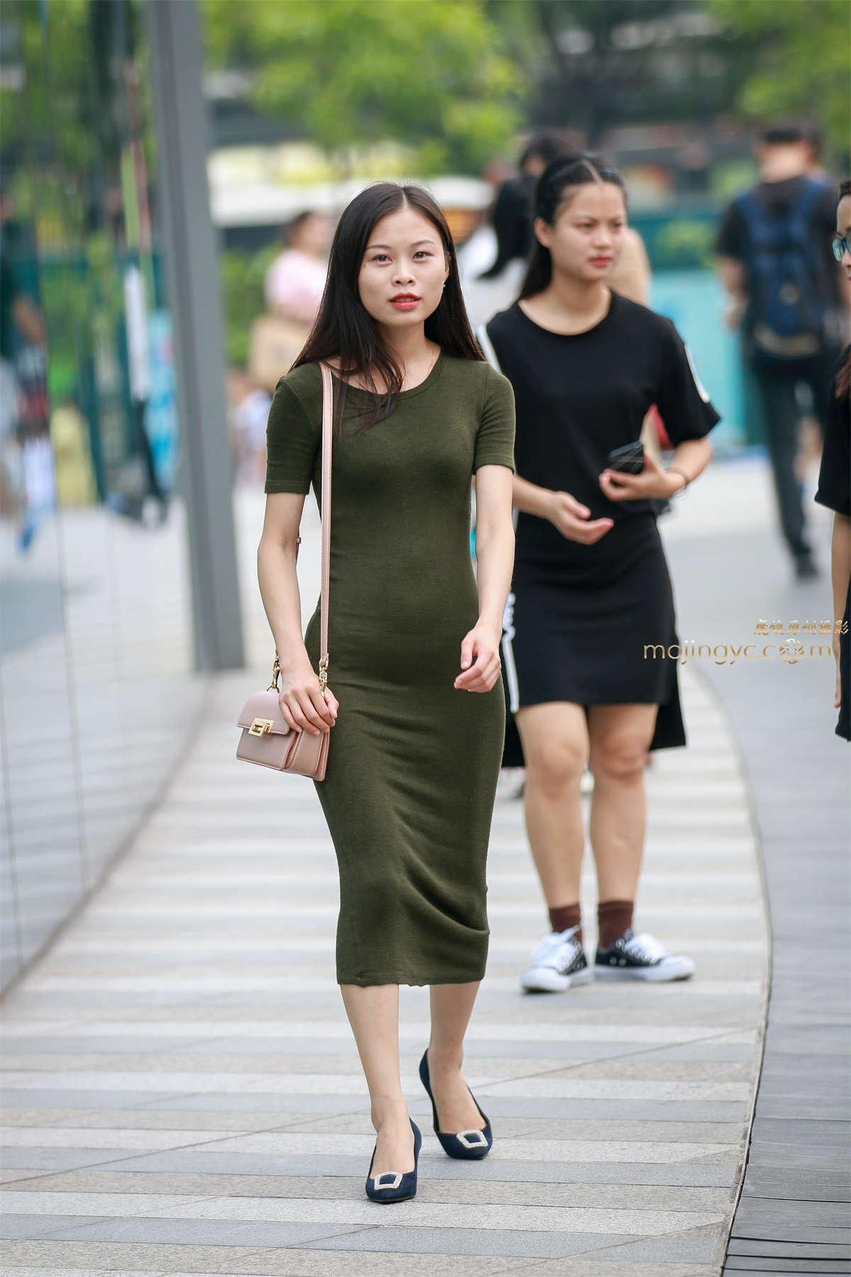 紧身长裙妈妈-日更街拍