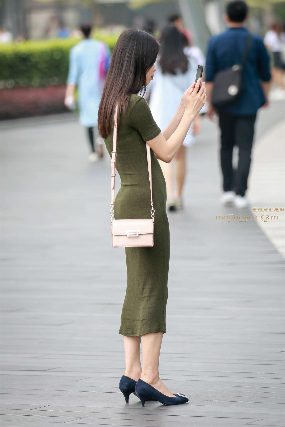 图片[2]-紧身长裙妈妈-日更街拍