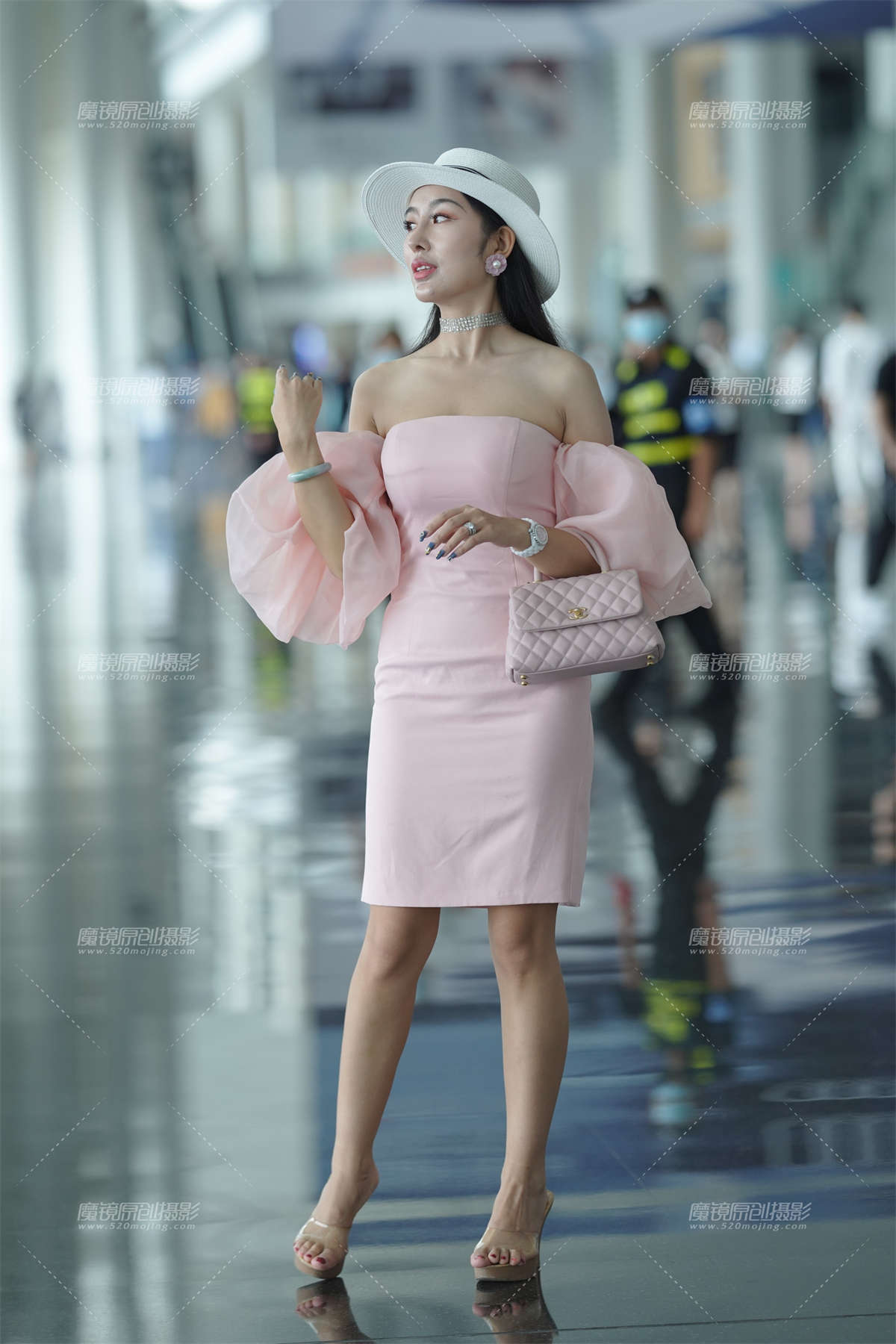 粉裙美眉-日更街拍