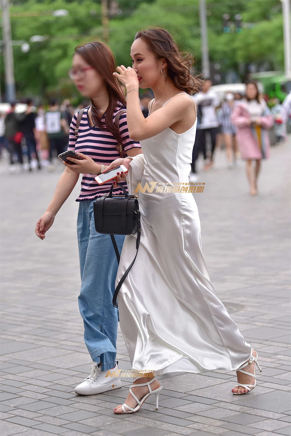 真丝吊带裙，清凉一夏！-日更街拍