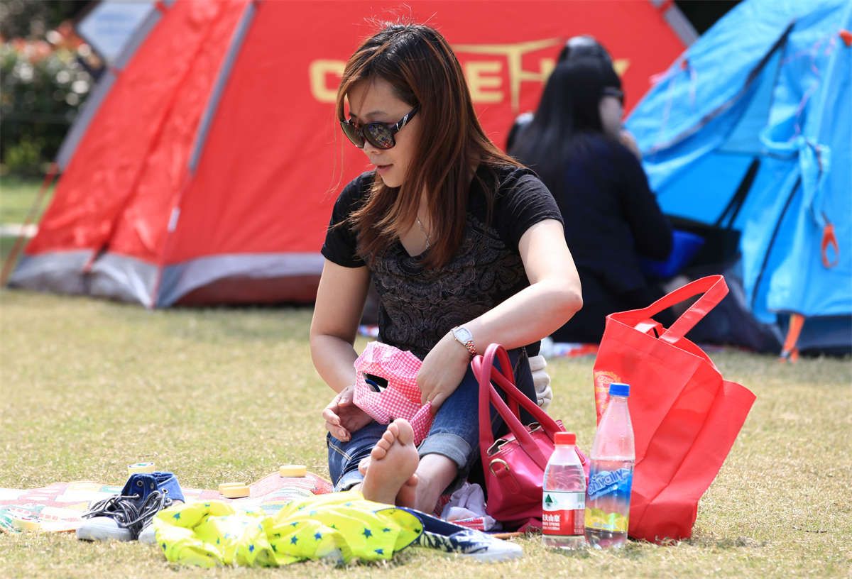 图片[2]-踏青公园街拍系列No.837 颇有几分诱惑的韵妇露了脚，还是值得一拍-日更街拍