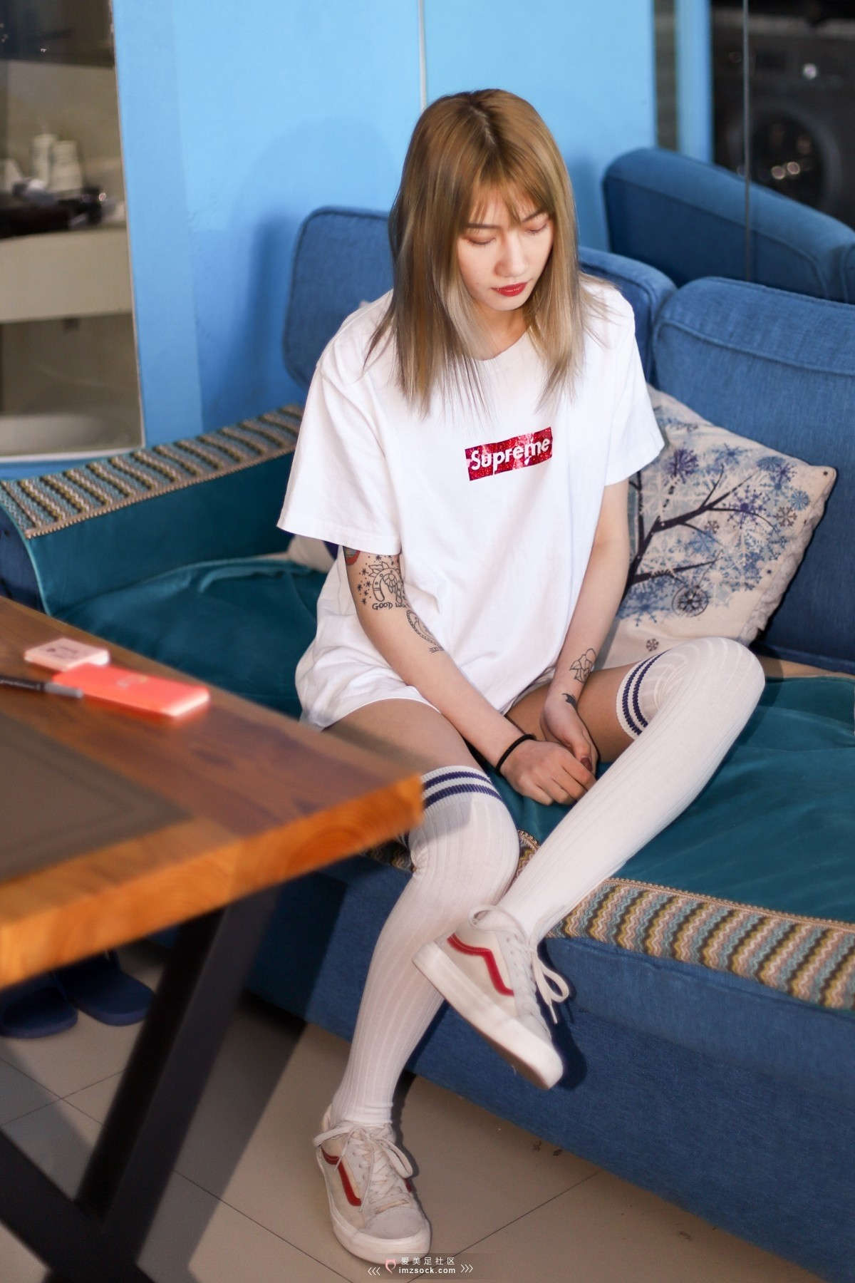 图片[2]-MZSOCK-2018 No.45 兔兔 灰色Vans 性感长腿 白色长棉袜-日更街拍