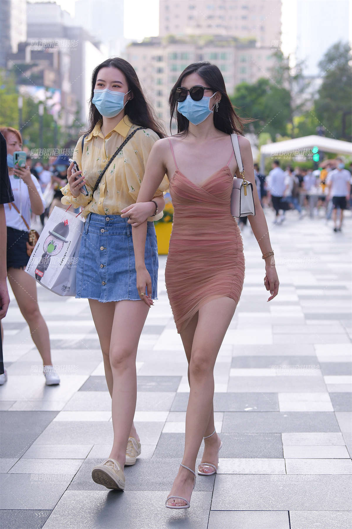 逆光美腿小姐姐-日更街拍