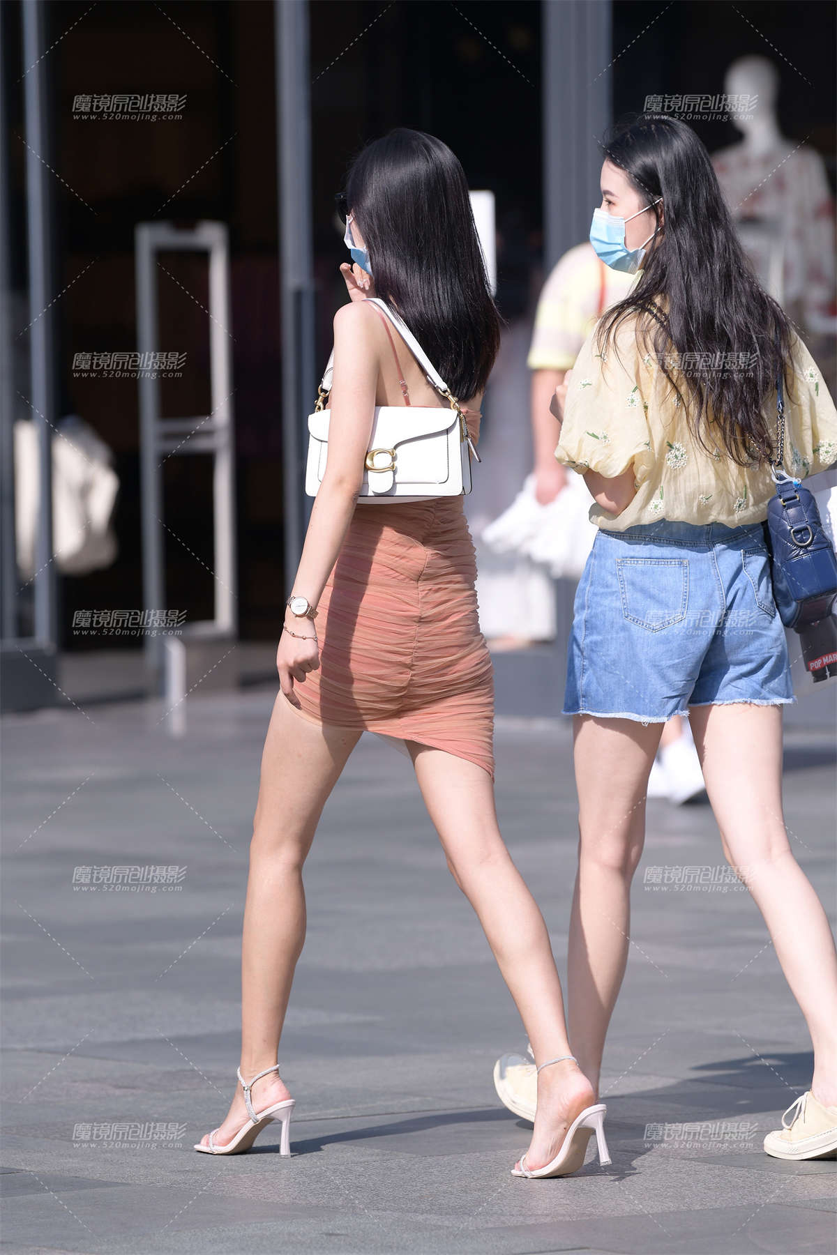图片[2]-逆光美腿小姐姐-日更街拍
