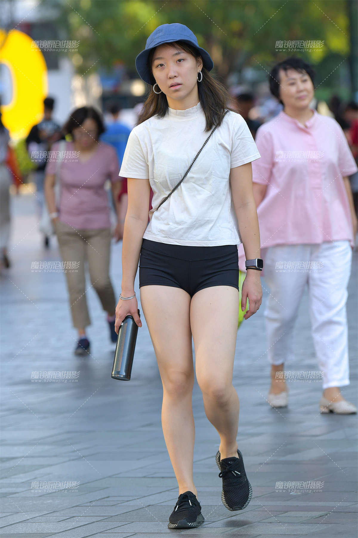 可爱白嫩清纯靓丽小热裤-日更街拍
