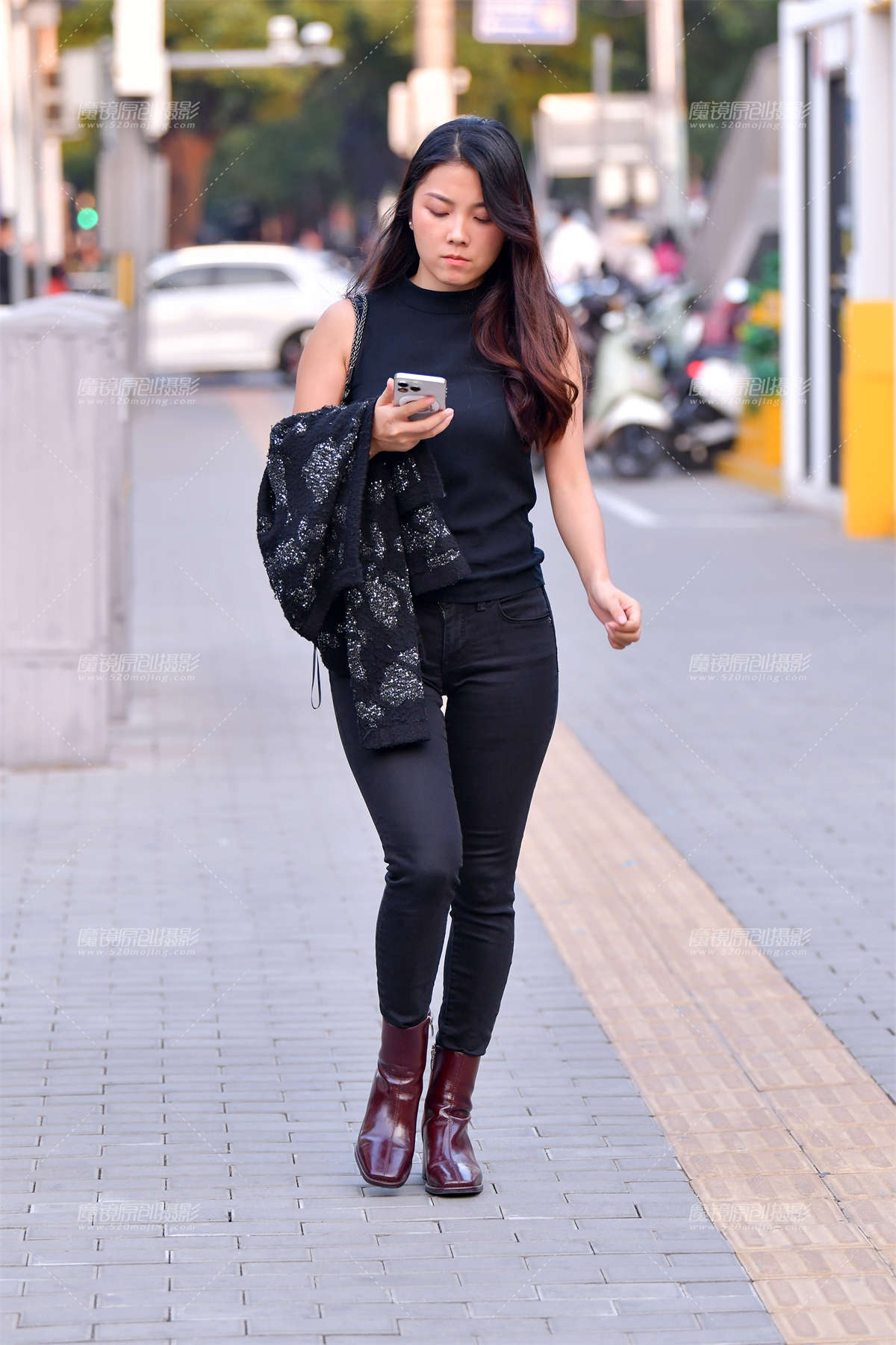 图片[2]-★黑色牛仔紧身裤美女-日更街拍