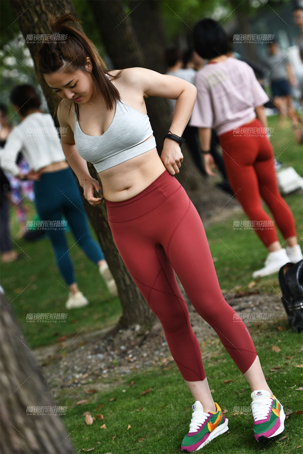 【咔喳赛贴】丰满的酒红色-日更街拍