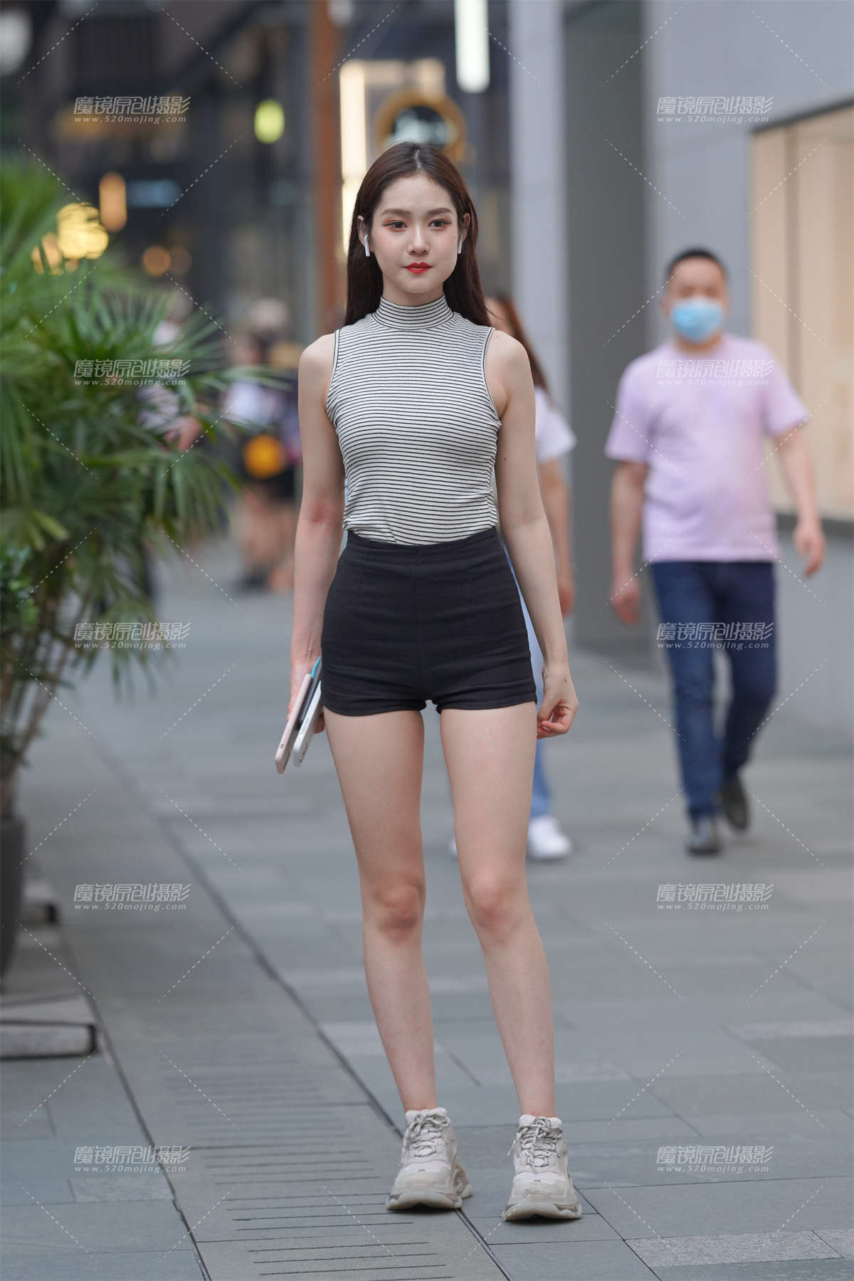 热裤美眉活泼可爱-日更街拍