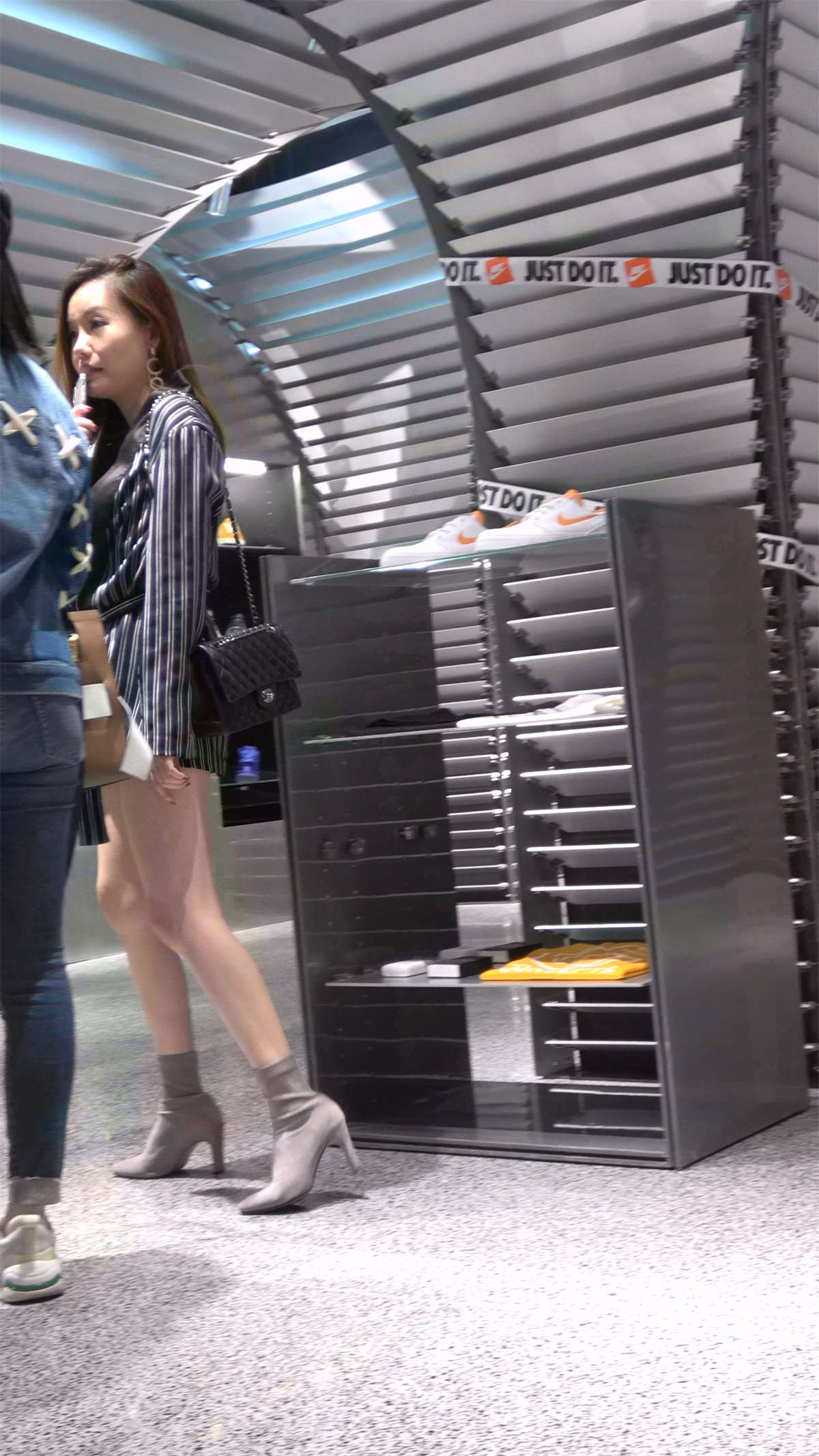 图片[2]-非常有气质的街拍美腿条纹裙美女姐姐-日更街拍