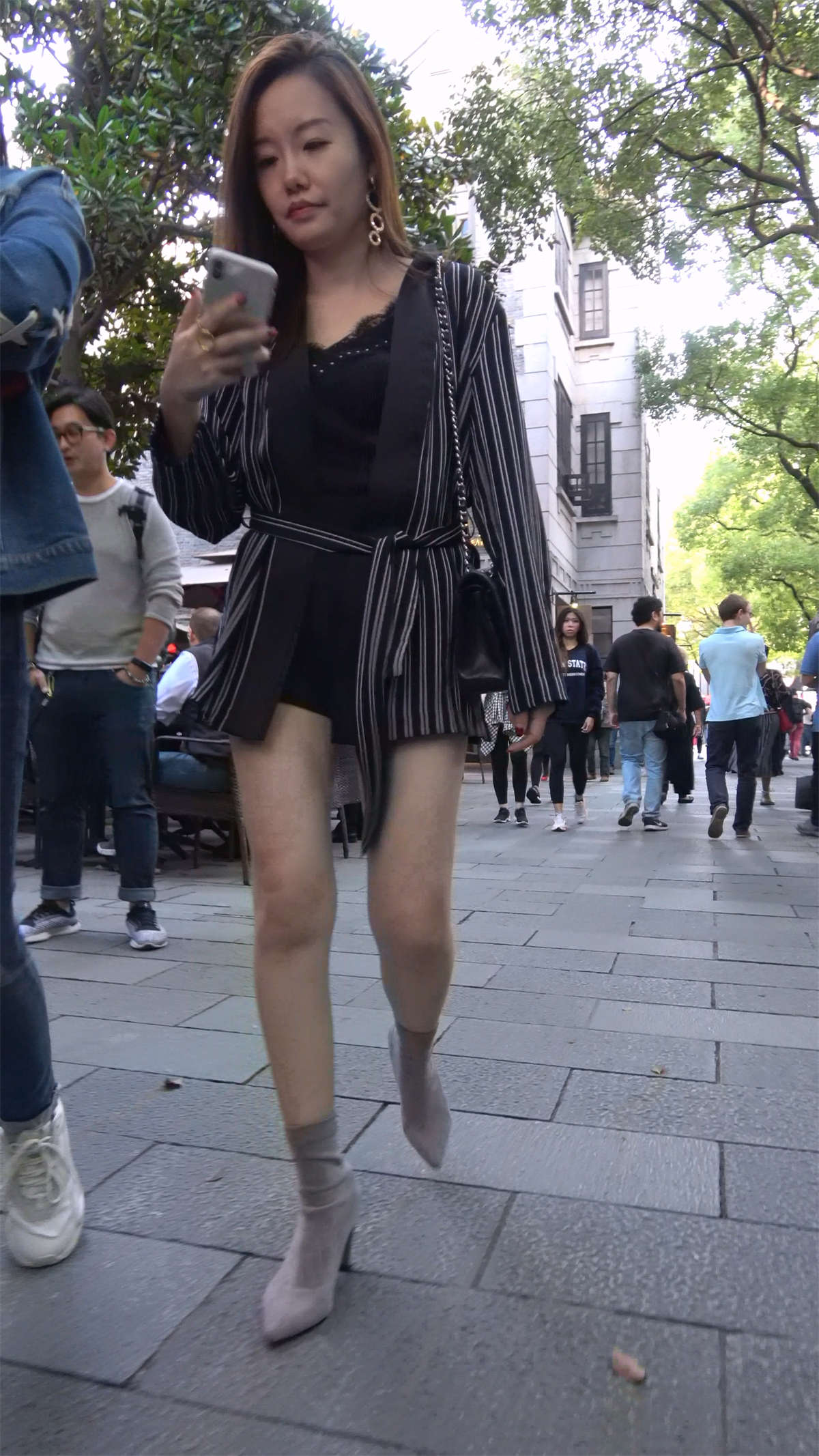 非常有气质的街拍美腿条纹裙美女姐姐-日更街拍
